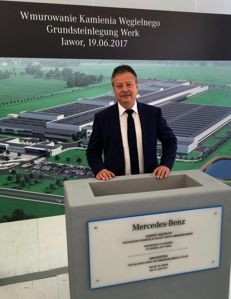 Prezes SSEMP S.A. Tadeusz Rycharski podczas ceremonii wmurowania kamienia węgielnego pod pierwszą fabrykę silników Mercedesa w Polsce
